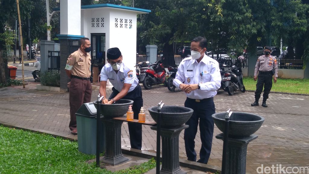 Isnawa Adji mengunjungi sekolah tatap muka di SMKN 6 Jakarta.  (Adhyasta Dirgantara/detikcom)