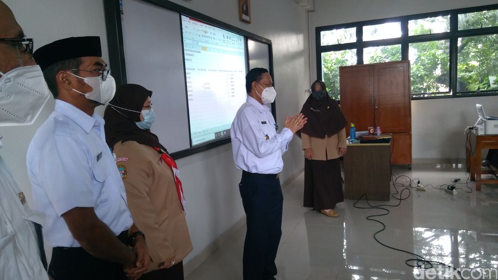 Isnawa Adji mengunjungi sekolah tatap muka di SMKN 6 Jakarta.  (Adhyasta Dirgantara/detikcom)