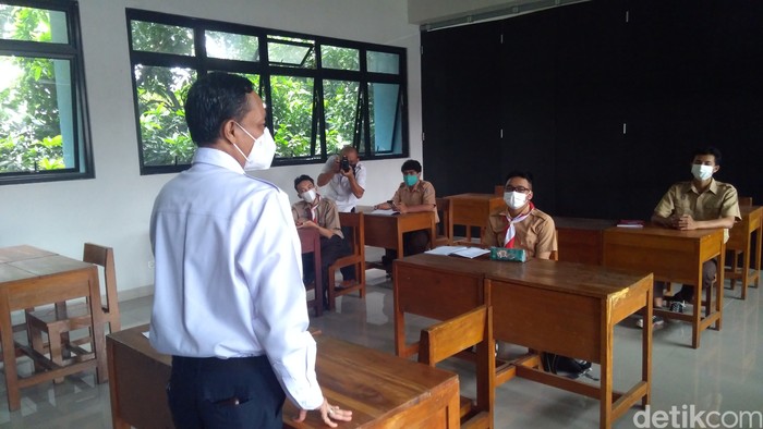 Isnawa Adji mengunjungi sekolah tatap muka di SMKN 6 Jakarta.  (Adhyasta Dirgantara/detikcom)