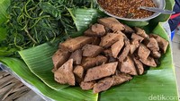 Di kios sederhana ini pula, terdapat brambang asem yang sayang dilewatkan. Berupa campuran daun ubi jalar, tempe gembus, dan siraman sambal pedas manis. Foto: detikfood
