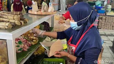 Jajan Lenjongan Yu Sum di Pasar Gede Solo yang Komplet Isinya