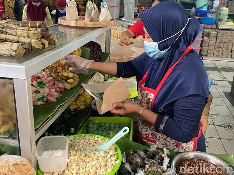 Jajan Lenjongan Yu Sum di Pasar Gede Solo yang Komplet Isinya