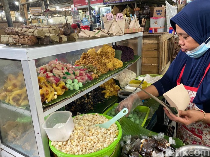 Jajan Lenjongan Yu Sum di Pasar Gede Solo yang Komplet Isinya