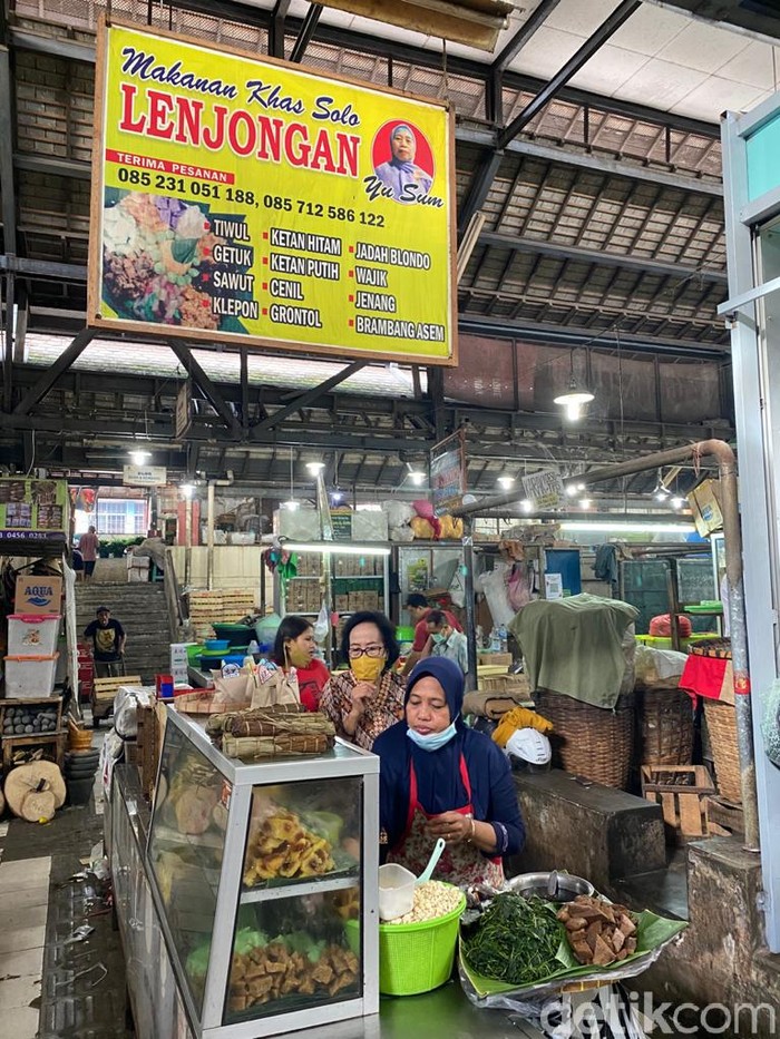 Jajan Lenjongan Yu Sum di Pasar Gede Solo yang Komplet Isinya Jajan Lenjongan Yu Sum di Pasar Gede Solo yang Komplet Isinya