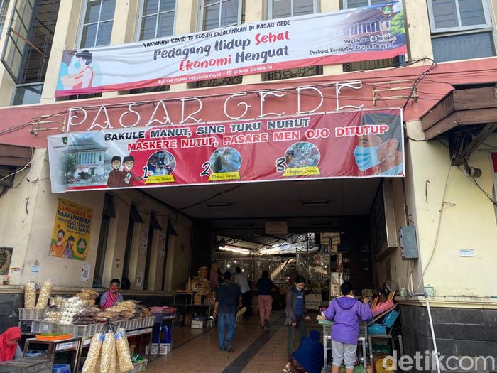 Jajan Lenjongan Yu Sum di Pasar Gede Solo yang Komplet Isinya