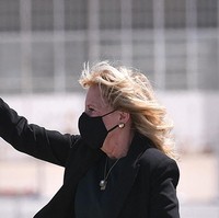 Terlepas dari itu, banyak pula yang memuji gaya perempuan bergelar doktor di bindang pendidikan ini. Dia terlihat mengagumkan, kamu hanya iri, kicau seorang netizen. Tidak ada yang namanya usia yang pantas (untuk suatu model busana), kata lainnya. (Foto: MANDEL NGAN / POOL / AFP)