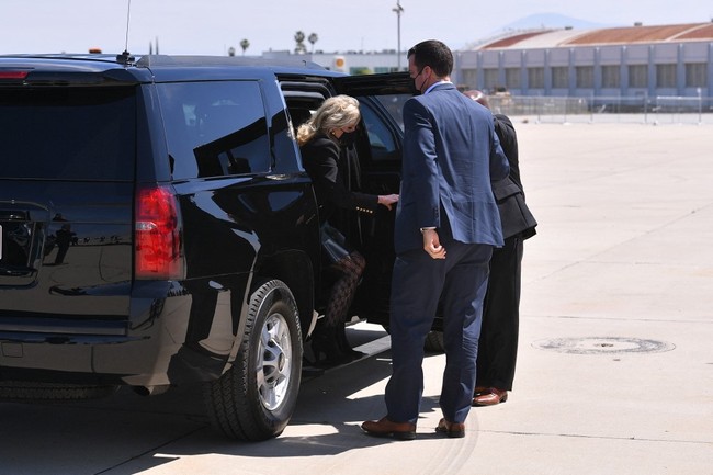 Ada pula yang menulis, Madonna menelepon dan ingin gaya murahannya dikembalikan, Dok(tor). Bukan hanya soal fishnet tapi keseluruhan gaya. Miniskrit? Serba hitam? Terlalu aneh. Busana itu terlalu jelek untuk wanita seusianya, kata lainnya. (Foto: MANDEL NGAN / POOL / AFP)