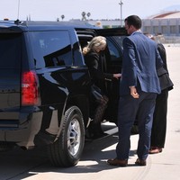 Ada pula yang menulis, Madonna menelepon dan ingin gaya murahannya dikembalikan, Dok(tor). Bukan hanya soal fishnet tapi keseluruhan gaya. Miniskrit? Serba hitam? Terlalu aneh. Busana itu terlalu jelek untuk wanita seusianya, kata lainnya. (Foto: MANDEL NGAN / POOL / AFP)