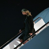 Ia muncul dalam balutan rok pendek berpotongan A-line dengan aksen kulit yang dipadukan dengan blazer formal. Tidak ketinggalan stoking transparan berhiaskan pola yang membungkus kakinya. (Foto: MANDEL NGAN / POOL / AFP)