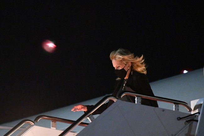 Inilah penampilan Ibu Negara AS Jill Biden yang jadi sorotan. Turun dari Air Force One di Washington D.C., sepulang dari kunjungan ke California, baru-baru ini, istri Presiden Joe Biden tampak memakai busana serba hitam. (Foto: MANDEL NGAN / POOL / AFP)