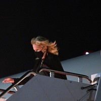 Inilah penampilan Ibu Negara AS Jill Biden yang jadi sorotan. Turun dari Air Force One di Washington D.C., sepulang dari kunjungan ke California, baru-baru ini, istri Presiden Joe Biden tampak memakai busana serba hitam. (Foto: MANDEL NGAN / POOL / AFP)