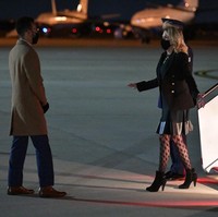 Stoking tersebut lantas mengundang cibiran netizen. Perempuan 69 tahun itu dianggap tak pantas memakainya karena kurang sesuai dengan usianya. (Foto: MANDEL NGAN / POOL / AFP)