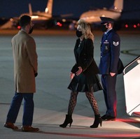 Aku pikir Jill B tidak tahu musim liburan sudah selesai. Dia pasti berpikir ini Halloween. Bukankah dia sudah berusia 70? Dia terlalu tua untuk fishnets dan booties stiletto, tulis netizen di Twitter. (Foto: MANDEL NGAN / POOL / AFP)