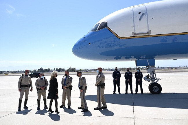 Ada pula yang menyindir para pengkritik dengan mengungkit gaya Ivanka Trump.  Jill Biden mengenakan patterned tights (bukan fishnet) dan orang-orang konservatif langsung menggila. Ivanka sering menggunakannya dan mereka menganggapnya ikon gaya, ungkap netizen tersebut.  (Foto: MANDEL NGAN / POOL / AFP)