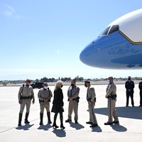 Ada pula yang menyindir para pengkritik dengan mengungkit gaya Ivanka Trump.  Jill Biden mengenakan patterned tights (bukan fishnet) dan orang-orang konservatif langsung menggila. Ivanka sering menggunakannya dan mereka menganggapnya ikon gaya, ungkap netizen tersebut.  (Foto: MANDEL NGAN / POOL / AFP)