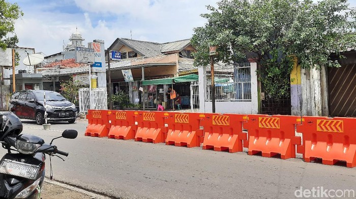 Jl Moh Kahfi I dekat persimpangan Jl Brigif dan Jl Warung Silah, menanti tambahan barier, 7 April 2021. (Rahmat Fathan/detikcom)