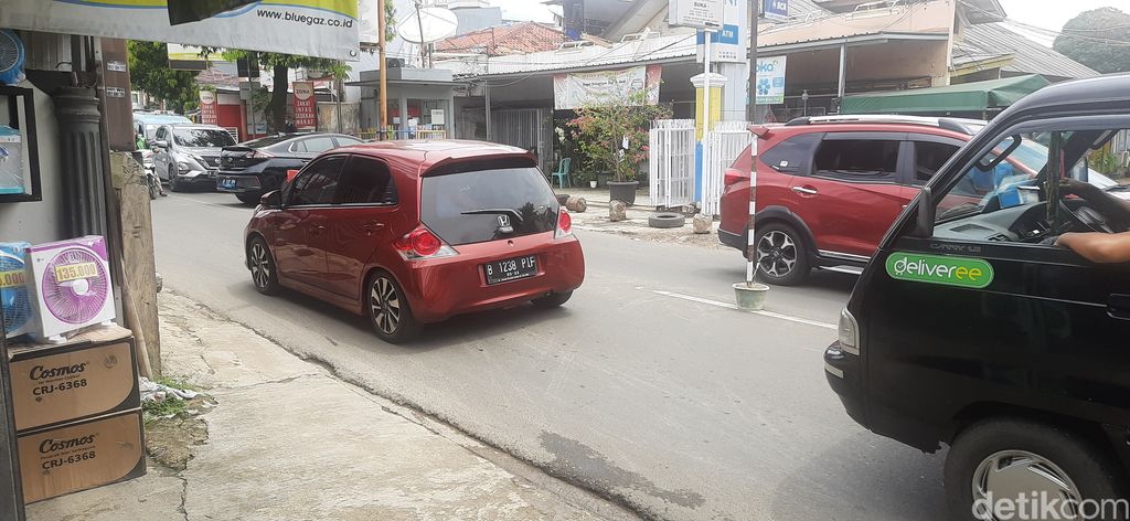 Jl Moh Kahfi I dekat persimpangan Jl Brigif dan Jl Warung Silah, menanti tambahan barier, 7 April 2021. (Rahmat Fathan/detikcom)