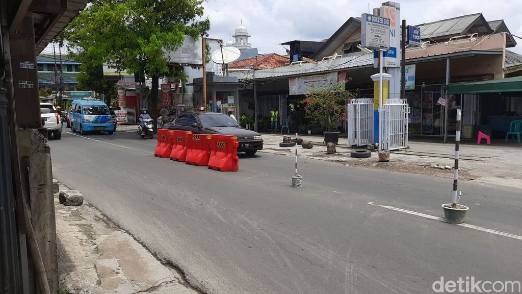 Jl Moh Kahfi I dekat persimpangan Jl Brigif dan Jl Warung Silah, menanti tambahan barier, 7 April 2021. (Rahmat Fathan/detikcom)