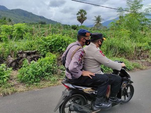 Kapolda NTT Ngojek 30 Km Pantau Warga-Antar Bantuan ke Desa Nelalemadike