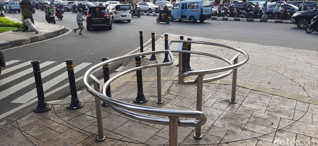 Kombinasi bollard dan portal S di trotoar di Cideng, Tanah Abang, Jakpus, dipercaya paling ampuh mengatasi pemotor bandel yang menerobos trotoar. 7 April 2021. (Rahmat Fathan/detikcom) Kombinasi bollard dan portal S di trotoar di Cideng, Tanah Abang, Jakpus, dipercaya paling ampuh mengatasi pemotor bandel yang menerobos trotoar. 7 April 2021. (Rahmat Fathan/detikcom)