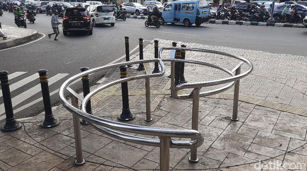 Kombinasi bollard dan portal S di trotoar di Cideng, Tanah Abang, Jakpus, dipercaya paling ampuh mengatasi pemotor bandel yang menerobos trotoar. 7 April 2021. (Rahmat Fathan/detikcom)