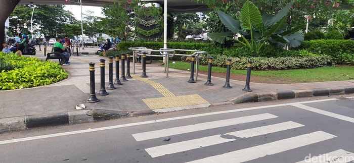 Kombinasi bollard dan portal S di trotoar di Cideng, Tanah Abang, Jakpus, dipercaya paling ampuh mengatasi pemotor bandel yang menerobos trotoar. 7 April 2021. (Rahmat Fathan/detikcom)