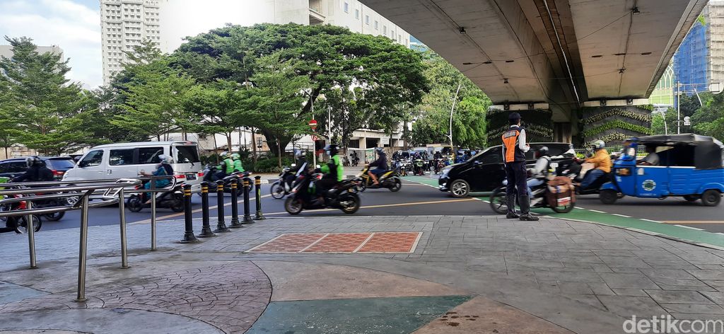 Kombinasi bollard dan portal S di trotoar di Cideng, Tanah Abang, Jakpus, dipercaya paling ampuh mengatasi pemotor bandel yang menerobos trotoar. 7 April 2021. (Rahmat Fathan/detikcom) Kombinasi bollard dan portal S di trotoar di Cideng, Tanah Abang, Jakpus, dipercaya paling ampuh mengatasi pemotor bandel yang menerobos trotoar. 7 April 2021. (Rahmat Fathan/detikcom)