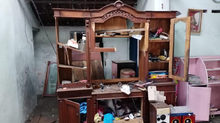Kondisi rumah yang rusak akibat tersambar petir di Karangtengah, Kecamatan Sragen, Kabupaten Sragen, Rabu (7/4/2021).