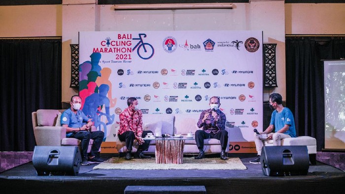 Konferensi pers Bali Cycling Marathon 2021 di Sector Bali Beach, Selasa (6/4/2021). (dok. Panitia BCM)