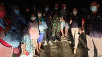 Bantuan tersebut meliputi paket sembako seperti beras, mie, instant, telur minyak, goreng, gula, teh, selimut, tikar dan terpal tenda.