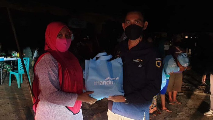 Korban Banjir NTT Terima Bantuan Korban banjir NTT kini ditampung di sejumlah pengungsian. Mereka mendapatkan sejumlah bantuan dari berbagai pihak.