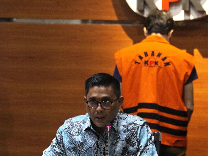 Deputi Bidang Penindakan KPK Karyoto memberikan keterangan pers penahanan buronan tersangka pemilik PT Borneo Lumbung Energi dan Metal Samin Tan (berdiri) di Gedung Merah Putih KPK, Jakarta, Selasa (6/4/2021). KPK resmi menahan buronan KPK Samin Tan yang diduga memberi suap Rp5 miliar kepada Eni Maulani Saragih untuk kepentingan proses pengurusan terminasi kontrak PKP2B PT Asmin Koalindo Tuhup (AKT) di Kalimantan Tengah. ANTARA FOTO/Reno Esnir/wsj.
