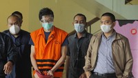 Tersangka pemilik PT Borneo Lumbung Energi dan Metal Samin Tan (kedua kiri) menggunakan rompi tahanan usai diperiksa dalam kasus dugaan suap terhadap mantan anggota DPR Eni Maulani Saragih di Gedung Merah Putih KPK, Jakarta, Selasa (6/4/2021). ANTARA FOTO/Reno Esnir.
