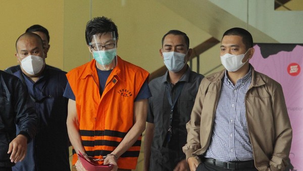 Potret Samin Tan Berbaju Tahanan dengan Tangan Diborgol