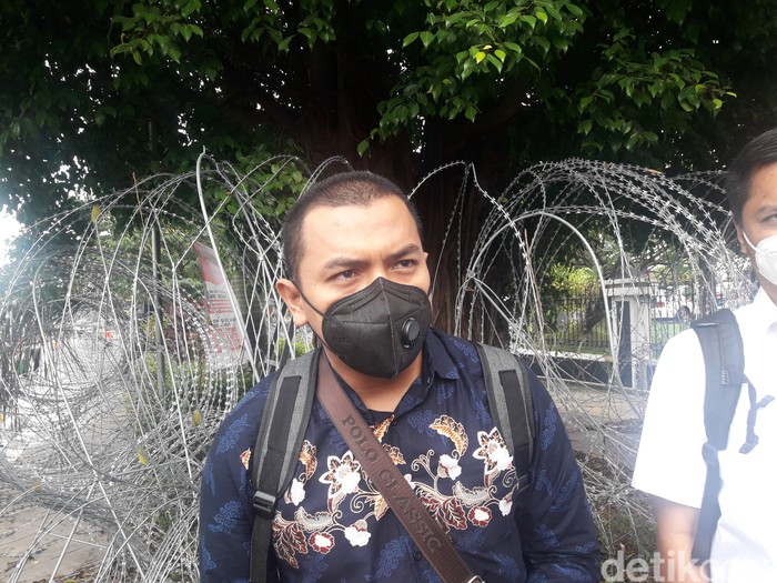 kuasa hukum Rizieq, Aziz Yanuar, di PN Jakarta Timur. (Ilman/detikcom)
