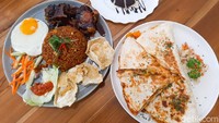 Selain ngopi, kamu juga bisa memesan aneka makanan mulai dari yang berat hingga dessert. Foto: detikfood/Yenny Mustika Sari
