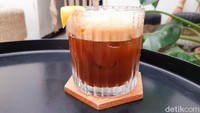 Menu mocktail cofee jadi andalan kafe satu ini. Namanya Red Kina (Rp 40 ribu), rasanya sangat unik paduan antara rasa kopi yang lembut dan asam manis menyegarkan dari sirup berry dan lemon. Foto: detikfood/Yenny Mustika Sari