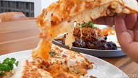 Irisan tipis daging sapi shortplate dan keju mozarella nya sangat melimpah. Rasa gurih, creamy, dan agak pedas terasa di setiap gigitannya. Foto: detikfood/Yenny Mustika Sari