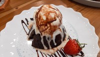 Hidangan pentup yang tak boleh dilewatkan adalah Choco Lava Ice Cream (Rp 39 ribu). Choco lavanya bertekstur lembut, sayangya tidak ada lelehan cokelat lumer ketika dibelah. Es krim vanilanya juga makin membuat rasanya nikmat. Foto: detikfood/Yenny Mustika Sari