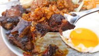Disajika dengan 2 potong buntut panggang bumbu kecap. Buntut panggangnya sangat empuk. Sayangnya karena nasi gorengnya terlalu banyak ditambahkan kecap, rasanya jadi sangat manis. Foto: detikfood/Yenny Mustika Sari