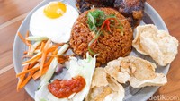 Nasi Goreng Buntut (Rp 68 ribu) menjadi salah satu andalan dari Lanell Coffee. Seporsinya juga cukup banyak lho! Foto: detikfood/Yenny Mustika Sari