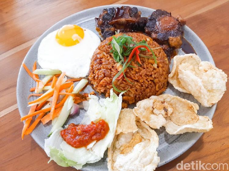 Sedapnya Nasi Goreng Buntut di Kafe Kekinian Bernuansa Bali