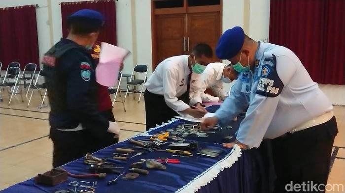 Tim gabungan dari Lapas Klas IIB Tulungagung, polisi, BNN dan TNI melakukan razia mendadak di seluruh blok hunian warga binaan. Hasilnya masih ditemukan sejumlah barang terlarang di dalam sel.