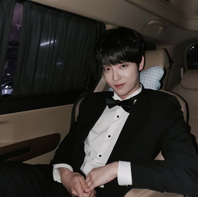 Aura Lee Tae Vin sebagai aktor dan idol KPop turut dibandingkan. Dalam drama Korea The Penthouse 2, ia terlihat ‘murung’. Sementara, di panggung terlihat karismatik. Foto: dok Instagram taevin.lee