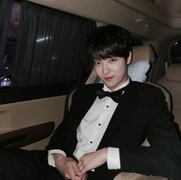 Aura Lee Tae Vin sebagai aktor dan idol KPop turut dibandingkan. Dalam drama Korea The Penthouse 2, ia terlihat ‘murung’. Sementara, di panggung terlihat karismatik. Foto: dok Instagram taevin.lee