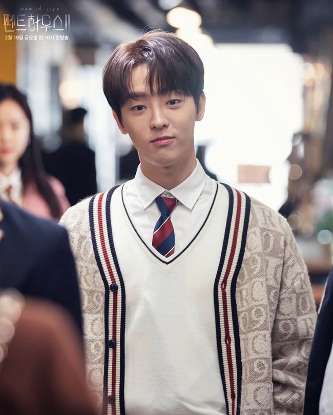 Lee Tae Vin meraih popularitas dengan pesat sejak membintangi drama Korea The Penthouse 2. Ia berperan sebagai Lee Min Hyuk, putra dari Lee Kyu Jin (pemain Bong Tae Gyu) dan Go Sang Ah (pemain Yoon Joo Hee) yang dimanja. Foto: dok Instagram taevin.lee