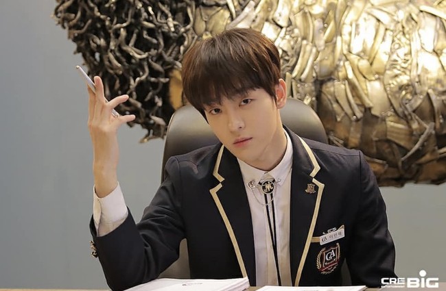 Lee Tae Vin mengawali kariernya sebagai idol KPop. Ia debut sebagai vokalis dan rapper grup MYTEEN pada 2017. Dalam selang satu tahun, ia hengkang dari grup agar fokus berkarier sebagai aktor. Foto: dok Instagram taevin.lee