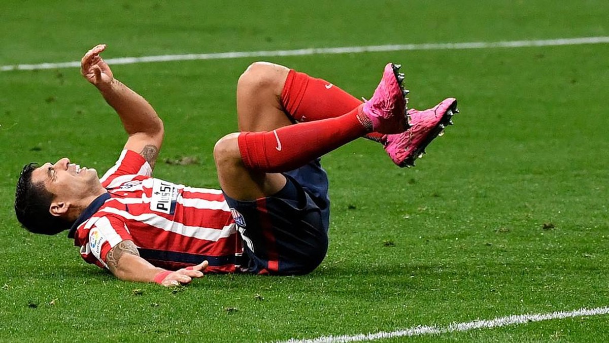 Striker Atletico Madrid Luis Suarez dibekap cedera otot. (Foto: AFP/PIERRE-PHILIPPE MARCOU)