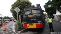Kendaraan Rantis Polisi juga disiagakan.
