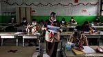 Potret Wajah-wajah Melepas Rindu Belajar di Sekolah